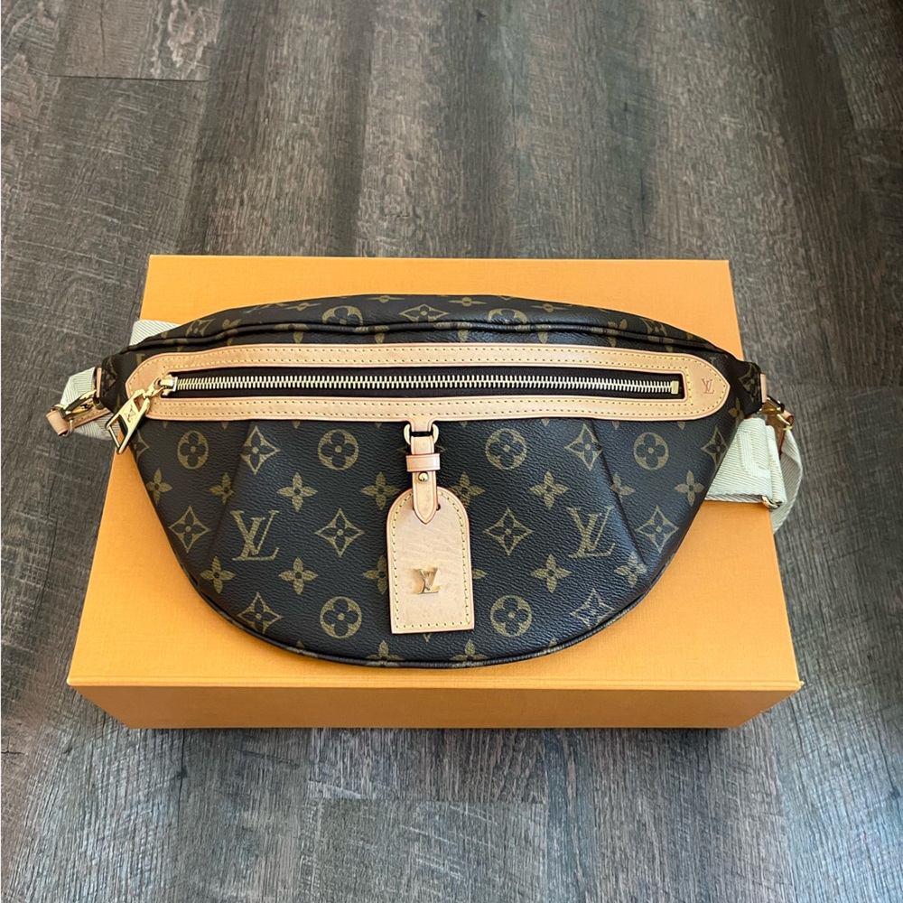 Louis Vuitton High Rise gently used crossbody bumbag